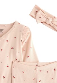 Rosa geripptes Zweiteiler-Babykleidungsset mit kleinen roten Blumenmustern. Enthält ein Oberteil mit Rüsche an der Schulter und ein passendes Haarband mit Schleifendetail.