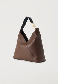 Καφέ δερμάτινη τσάντα ώμου τύπου hobo με μαύρο επενδεδυμένο ιμάντα και χρυσούς μεταλλικούς λεπτομερειών, πάνω σε λευκό φόντο.