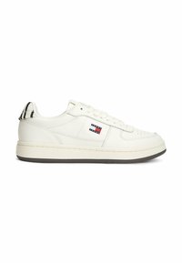 Baskets basses blanches avec lacets à l'avant, col rembourré, semelle texturée et patch logo Tommy Jeans sur le côté.