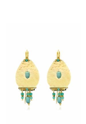 Boucles d’oreilles en forme de goutte martelée ton or avec pierre centrale turquoise et multiples petites perles turquoises et dorées suspendues.