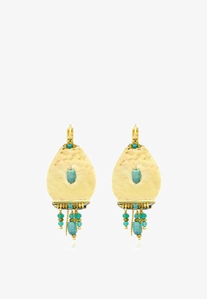 Boucles d’oreilles en forme de goutte martelée ton or avec pierre centrale turquoise et multiples petites perles turquoises et dorées suspendues.