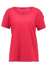 Red short-sleeve t-shirt made of soft fabric with a round neckline and a chest pocket. Features a relaxed fit and side slits for comfort.