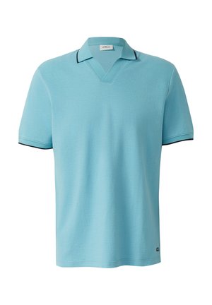 Hellblaues Poloshirt mit kurzen Ärmeln, schwarzem Besatz an Kragen und Ärmeln, V-Ausschnitt und kleinem Markenetikett nahe am Saum.