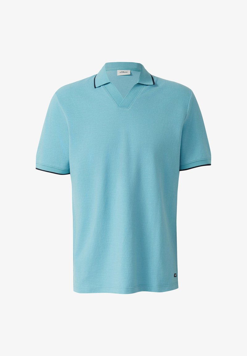 Polo manches courtes bleu clair avec bordure noire sur le col et les manches, col en V, et petite étiquette de la marque près de l'ourlet.