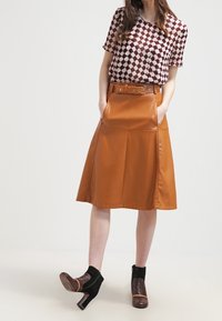 Baum und Pferdgarten Blus - dark red