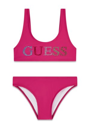 Bañador de dos piezas de color rosa brillante con parte superior de cuello redondo que presenta letras "GUESS" en piedras de colores y braguitas a juego.