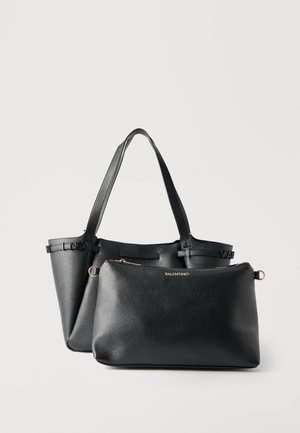 Δύο μαύρες δερμάτινες τσάντες Valentino, μία tote με διπλές λαβές και μία μικρότερη τσαντούλα με φερμουάρ, σε λευκό φόντο.