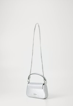 Bolso de mano plateado con un diseño estructurado, superficies lisas y texturizadas, asa corta y una correa de cadena larga. Presenta un acabado metálico.