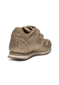 Sneakers scintillanti dorati con retro testurizzato, doppie fibbie in Velcro, forma arrotondata e suola imbottita; dettagli di design sottili migliorano la superficie.