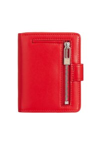 Cartera de cuero rojo con un compartimento con cremallera, cierre a presión y costura visible. Presenta un pequeño logo en el tirador de la cremallera.