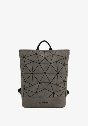 Grijze suède rugzak met een geometrisch zwart patroon. Voorzien van een handvat aan de bovenkant, verstelbare schouderbanden en een logo aan de onderkant. Driehoekige accenten overal.