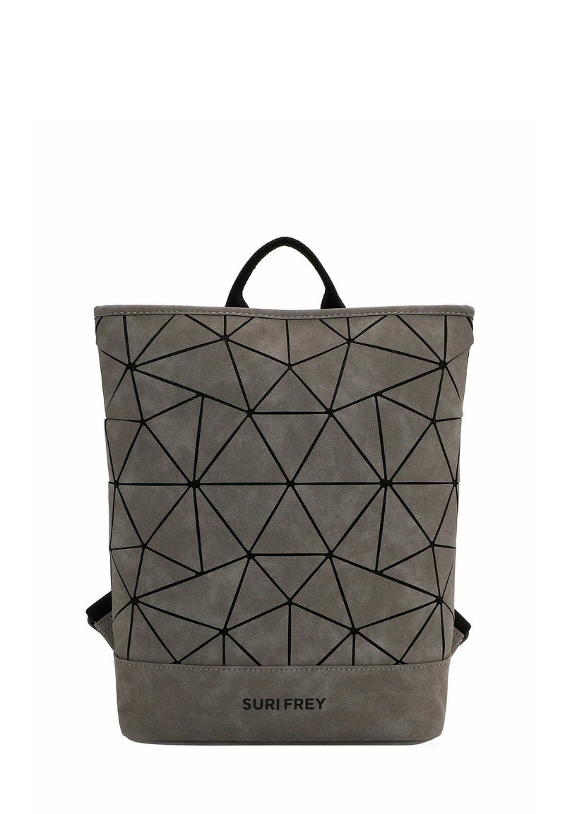 Mochila de ante gris con un patrón geométrico negro. Cuenta con una asa superior, correas ajustables y un logotipo en la base. Detalles triangulares en toda su superficie.