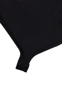 Svart nylon tyg med en slät yta, med en böjd form och detalj med tryckknappsstängning. Enkel design, utan mönster eller accenter.