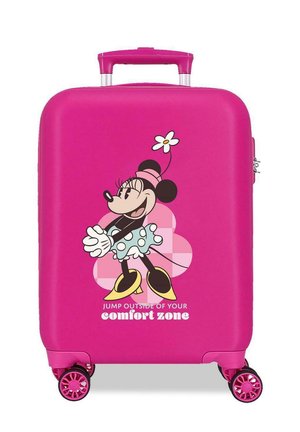 Maleta rosa brillante con cuatro ruedas, con Minnie Mouse vestida con un vestido de lunares y el texto "Salta fuera de tu zona de confort."