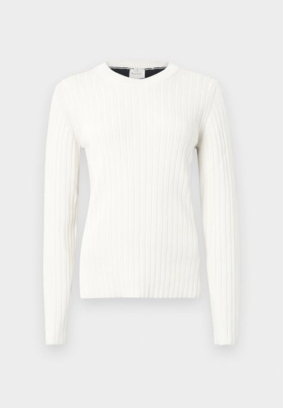 Suéter blanco de punto acanalado con mangas largas, cuello redondo y textura suave. Presenta una silueta ajustada y líneas horizontales sutiles.