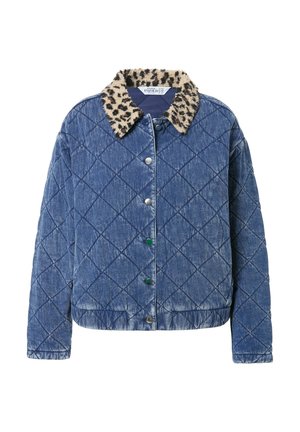 Quiltet denimjakke i blå med leopardmønstret pjuskrave. Har trykknapper og en cropped pasform med to forlommer.