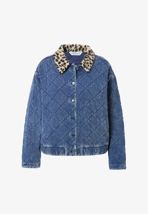 Veste en jean matelassée bleue avec col en fausse fourrure imprimé léopard. Elle dispose de boutons-pression et d'une coupe courte avec deux poches à l'avant.