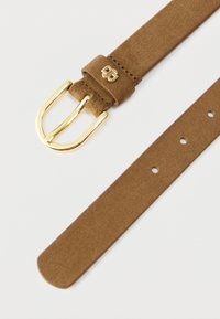 Καφέ σουέντ ζώνη με χρυσή μεταλλική αγκράφα και χαραγμένο λογότυπο στη θηλιά της ζώνης, τοποθετημένη επίπεδα σε λευκό φόντο.