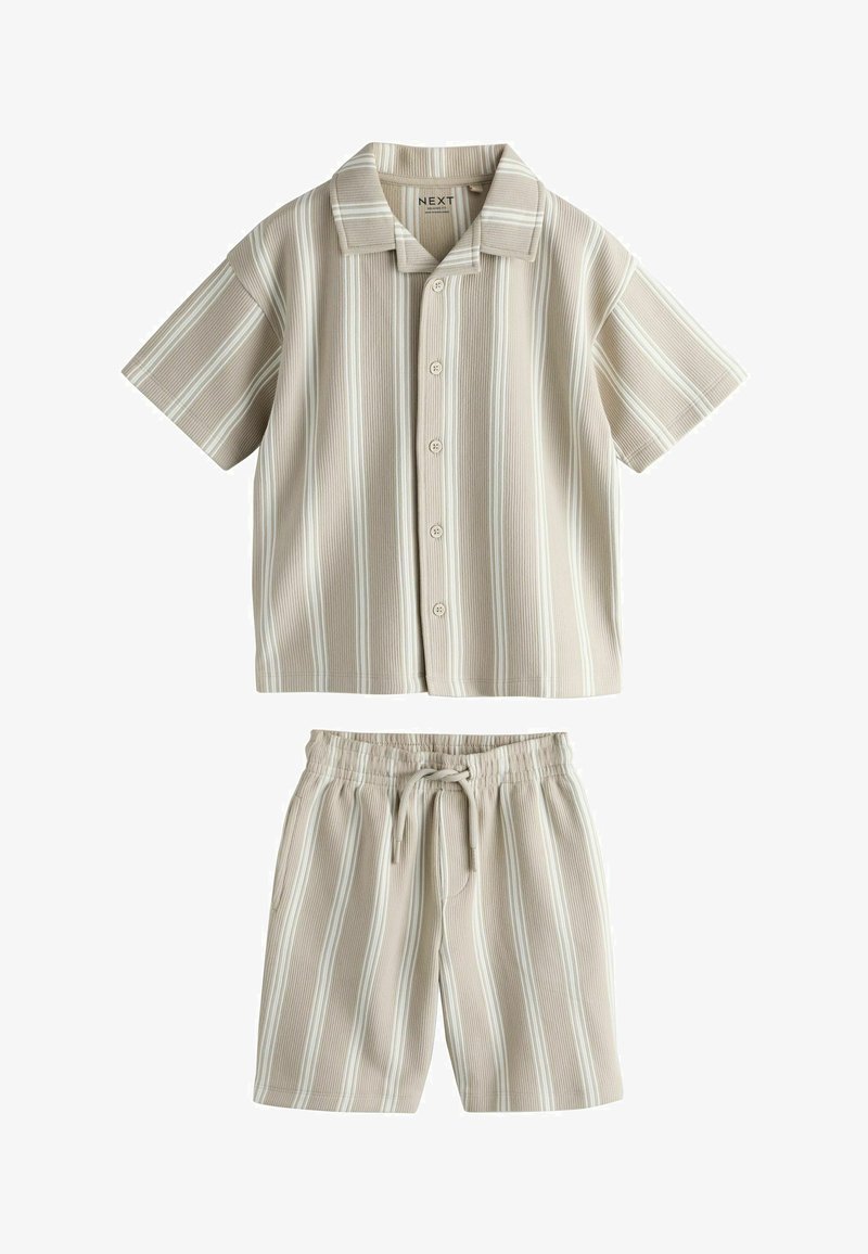 Chemise beige et blanche à manches courtes à rayures verticales avec boutons, ensemble short avec cordon assorti.