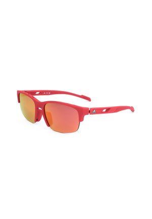 Occhiali da sole sportivi rossi Adidas con lenti arancioni riflettenti e montature leggere ventilate, inclinati su sfondo bianco.