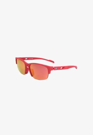 Occhiali da sole sportivi rossi Adidas con lenti arancioni riflettenti e montature leggere ventilate, inclinati su sfondo bianco.