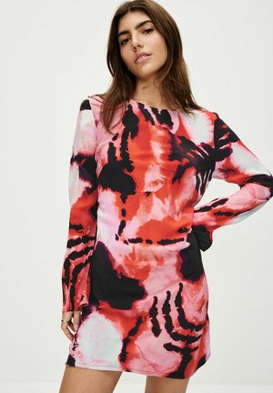 LONG SLEEVE COLUMN MINI - Kasdienė suknelė - pink red abstract