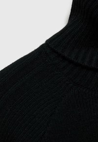 Črn pleten pulover s turtleneck ovratnikom, z rebrasto teksturo in prilegajočim se krojem. Ima visok ovratnik in diagonalne šive.