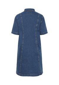 Džinsinė suknelė su tiesia linija, trumpomis rankovėmis ir apykakle. Yra mėlynos spalvos skalbimo efektas, matomos siūlės ir vidutinio ilgio dizainas.