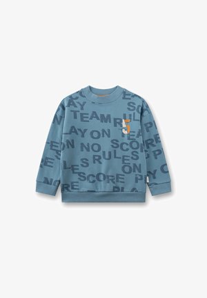 Blauer Pullover mit großen, kontrastierenden Druckbuchstaben in Dunkelblau und Orange. Gerippte Bündchen und Kragen; weicher, strukturierter Stoff.
