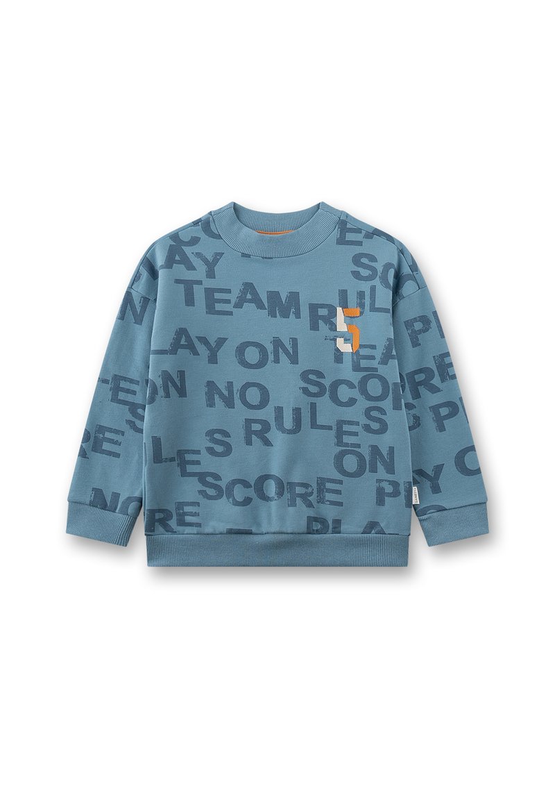 Blauer Pullover mit großen, kontrastierenden Druckbuchstaben in Dunkelblau und Orange. Gerippte Bündchen und Kragen; weicher, strukturierter Stoff.