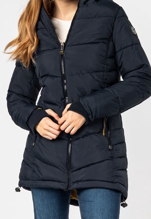 Niebieska kurtka puchowa z kapturem, z poziomym pikowaniem, zapinana na zamek, z prążkowanymi mankietami i kieszeniami na zamek. Podszewka w kolorze żółtym.