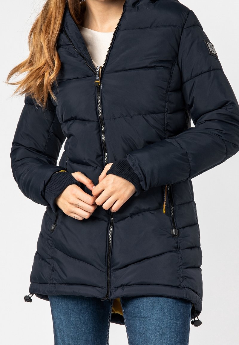 Námořnická puffer bunda s kapucí, s horizontálním prošíváním, zipovým zapínáním, žebrovanými manžetami a zipovými kapsami. Podšita žlutou látkou.