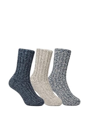 Tres pares de calcetines gruesos de lana tejidos en colores gris oscuro, crema y moteado en blanco y negro, exhibidos de pie sobre un fondo blanco.