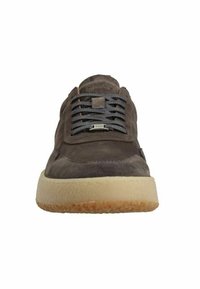 Bruine suède sneaker met ronde neus, grijze veters en rubberen zool. Heeft minimale zijstiksels en een gelabelde tab op de tong.