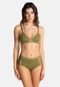 Ensemble de lingerie vert olive composé d'un bralette et d'une culotte taille haute avec superposition de dentelle, détails en mesh et accents de couture délicats.