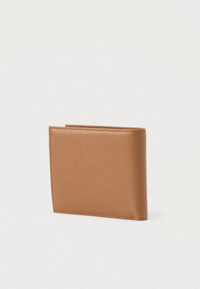 Pruun nahast rahakott tekstuuriga pinnaga, kompaktne ristkülikukujuline disain, nähtavate õmblustega ja lihtsa voltimiskinnitusega.