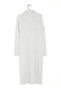 Robe grise à manches longues avec un col montant, fabriquée dans un tissu doux et extensible, présentant un design simple et droit sans embellissements visibles.