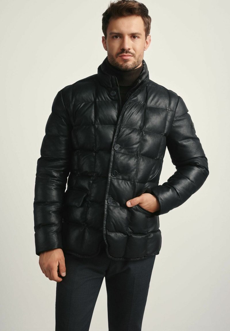 Czarna puchowa kurtka wykonana z gładkiego materiału, z pikowanym wzorem, zapięciem na guziki i wysokim kołnierzem. Zawiera kieszenie po bokach.