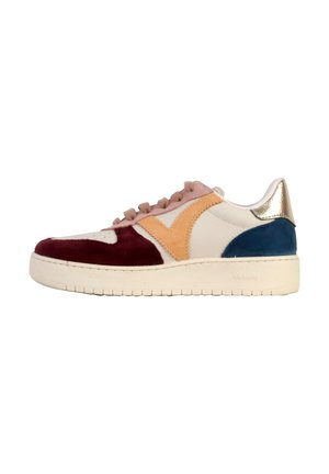 Multikleurige sneaker met bordeauxrode, perzikkleurige en blauwe suède accenten, een witte leren bovenkant en een metallic zilveren hak. Rubberen zool.
