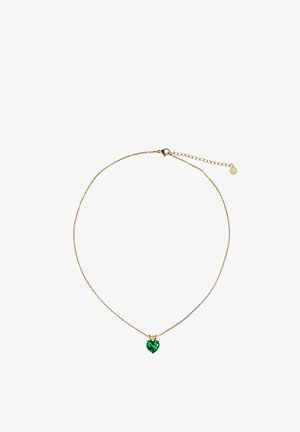Collar delicado de cadena de oro con un pequeño colgante de gema verde en forma de corazón y cierre ajustable con cadena de extensión.