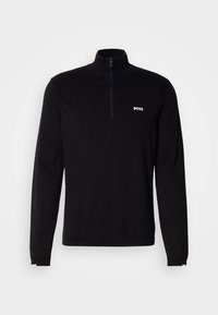 Svart langermet genser med halvlengdes glidelås i kragen, med ribbestruktur og hvit "BOSS"-logo på brystet. Myk stofffinish.