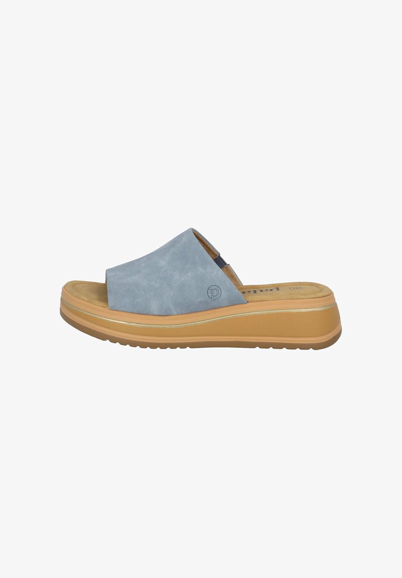Ljust blå slip-on sandal med ett brett övre rem, vadderad sula och en tjock beige sula som har en guldfärgad rand.