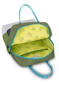 Flerfärgad väska med grön utsida, blå dragkedja och gul insida med ljusgröna mönster av seriefigurer. Inkluderar ett handtag på toppen.