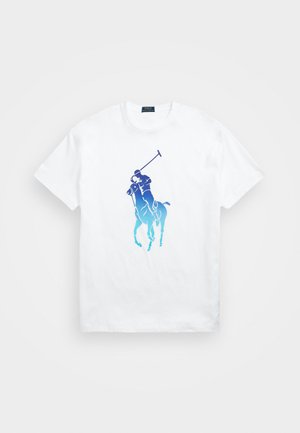 Weißes T-Shirt mit Rundhalsausschnitt und einer blauen Farbverlauf-Grafik eines Polo-Spielers, der auf einem Pferd reitet und einen Schläger schwingt.