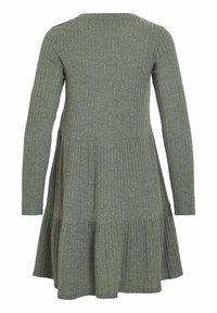 Robe verte à côtes avec des manches longues, un col rond et une jupe évasée à volants. Texture douce et motif subtil sur l'ensemble.