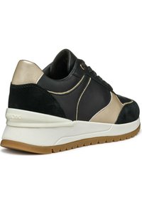 Zwarte leren en suède sneaker met gouden accenten, witte tussenzool en een gestructureerde gumrubberen buitenzool. Vetersluiting met gevoerde kraag.