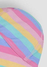 Tessuto del costume da bagno multicolore con strisce orizzontali in rosa, giallo, azzurro e turchese, con dettagli delle cuciture visibili.