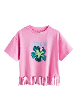 Lyserød crop top med korte ærmer og frynsekant, grønt blomsterpailletdesign og blå "SUM IT PARADISE" tekst på fronten.