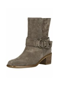 Stivaletto in suede grigio con punta tonda e tacco basso a blocco. Presenta una larga cintura con un anello in metallo sovradimensionato e dettagli di cucitura.