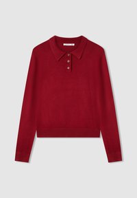 Czerwony sweter z długim rękawem i żebrowanym kołnierzem, z trzema brązowymi guzikami oraz dopasowanym dołem, wykonany z gładkiego materiału o miękkiej fakturze.